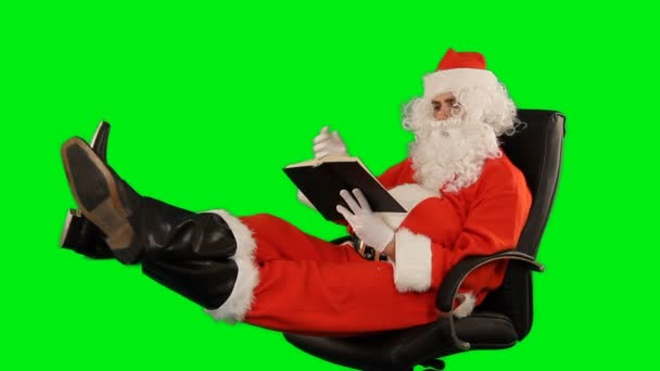 Kerstman Zit Een Lederen Stoel Leest Een Boek Green Screen — Stockvideo