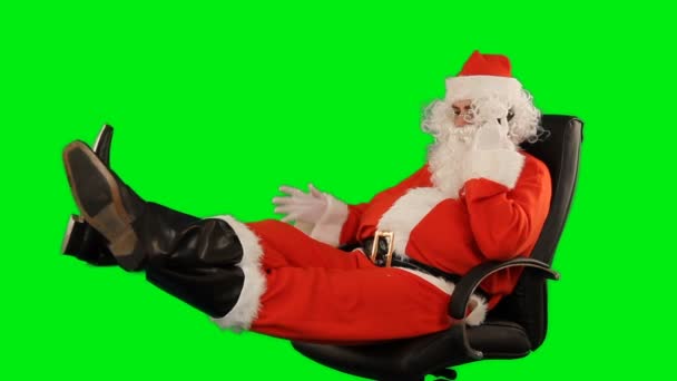 Noel Baba Deri Koltukta Oturuyor Cep Telefonuyla Konuşuyor Yeşil Ekran — Stok video