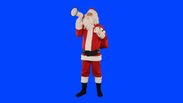 Jultomten Med Högtalare Gör Ett Tillkännagivande Framifrån Blå Skärm Chromakey — Stockvideo