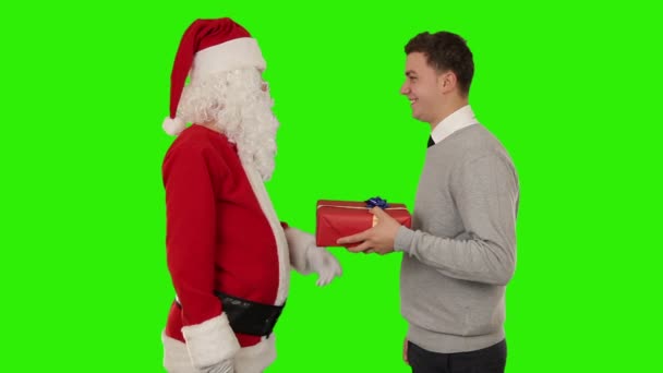Junger Geschäftsmann Erhält Ein Geschenk Vom Weihnachtsmann Schüttelt Hände Green — Stockvideo