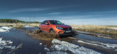 Togliatti, Rusya, 10 Nisan 2018: Yeni Lada Vesta sunumunu sedan çapraz. Su ve roadless koşulları sıradan Rus ülke kötü yollarda bahar off-road araç testleri