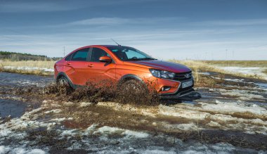 Togliatti, Rusya, 10 Nisan 2018: Yeni Lada Vesta sunumunu sedan çapraz. Su ve roadless koşulları sıradan Rus ülke kötü yollarda bahar off-road araç testleri