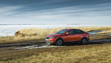 Togliatti, Rusya, 10 Nisan 2018: Yeni Lada Vesta sunumunu sedan çapraz. Su ve roadless koşulları sıradan Rus ülke kötü yollarda bahar off-road araç testleri