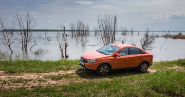 Togliatti, Rusya, 17 Mayıs 2018: Yeni Lada Vesta sunumunu sedan çapraz. Su ve roadless koşulları sıradan Rus ülke kötü yollarda bahar off-road araç testleri