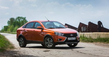 Togliatti, Rusya, 17 Mayıs 2018: Yeni Lada Vesta sunumunu sedan çapraz. Su ve roadless koşulları sıradan Rus ülke kötü yollarda bahar off-road araç testleri