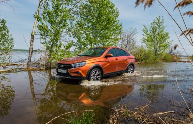 Togliatti, Rusya, 17 Mayıs 2018: Yeni Lada Vesta sunumunu sedan çapraz. Su ve roadless koşulları sıradan Rus ülke kötü yollarda bahar off-road araç testleri