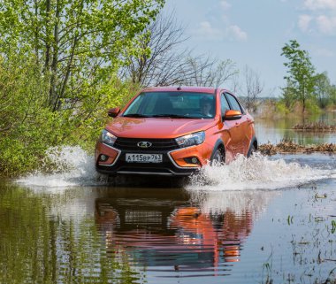 Togliatti, Rusya, 17 Mayıs 2018: Yeni Lada Vesta sunumunu sedan çapraz. Su ve roadless koşulları sıradan Rus ülke kötü yollarda bahar off-road araç testleri