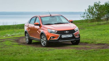 Togliatti, Rusya, 17 Mayıs 2018: Yeni Lada Vesta sunumunu sedan çapraz. Su ve roadless koşulları sıradan Rus ülke kötü yollarda bahar off-road araç testleri