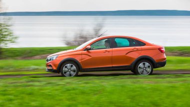 Togliatti, Rusya, 17 Mayıs 2018: Yeni Lada Vesta sunumunu sedan çapraz. Su ve roadless koşulları sıradan Rus ülke kötü yollarda bahar off-road araç testleri