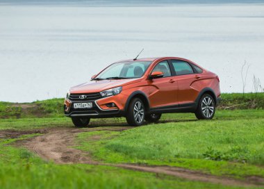 Togliatti, Rusya, 17 Mayıs 2018: Yeni Lada Vesta sunumunu sedan çapraz. Su ve roadless koşulları sıradan Rus ülke kötü yollarda bahar off-road araç testleri