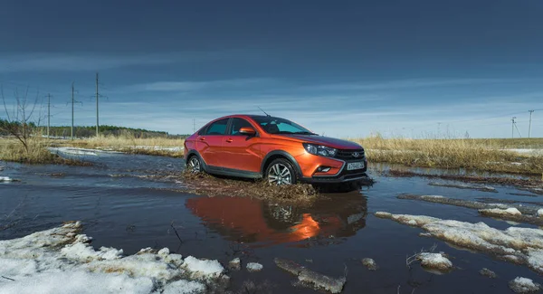 Togliatti 러시아 2018 새로운 Lada 베스타의 션에서 러시아 나쁜도 Roadless — 스톡 사진