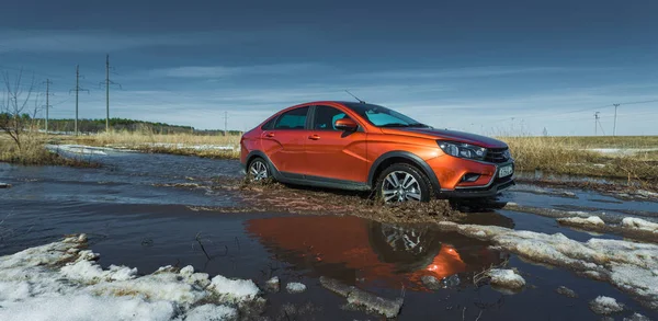 Togliatti 러시아 2018 새로운 Lada 베스타의 션에서 러시아 나쁜도 Roadless — 스톡 사진