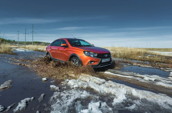 Togliatti 러시아 2018 새로운 Lada 베스타의 션에서 러시아 나쁜도 Roadless — 스톡 사진