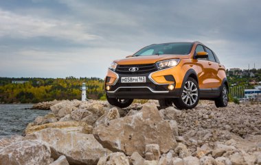 Togliatti, Samara / Rusya - 13 Eylül 2018: Lada Xray çapraz. Sunu Avtovaz yeni araç üretimi. Kum, su ve roadless koşulları ile Volga Nehri kıyısında Off-Road arabalar