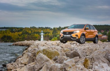 Togliatti, Samara / Rusya - 13 Eylül 2018: Lada Xray çapraz. Sunu Avtovaz yeni araç üretimi. Kum, su ve roadless koşulları ile Volga Nehri kıyısında Off-Road arabalar