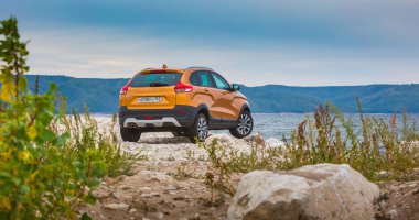 Togliatti, Samara / Rusya - 13 Eylül 2018: Lada Xray çapraz. Sunu Avtovaz yeni araç üretimi. Kum, su ve roadless koşulları ile Volga Nehri kıyısında Off-Road arabalar