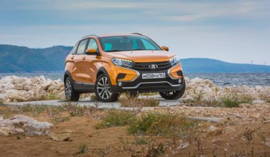 Togliatti, Samara / Rusya - 13 Eylül 2018: Lada Xray çapraz. Sunu Avtovaz yeni araç üretimi. Kum, su ve roadless koşulları ile Volga Nehri kıyısında Off-Road arabalar