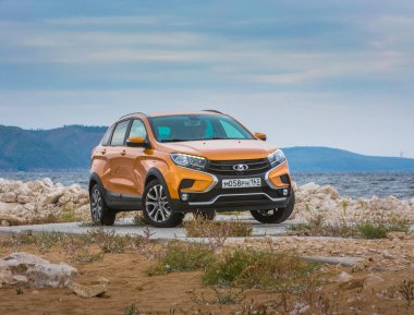Togliatti, Samara / Rusya - 13 Eylül 2018: Lada Xray çapraz. Sunu Avtovaz yeni araç üretimi. Kum, su ve roadless koşulları ile Volga Nehri kıyısında Off-Road arabalar