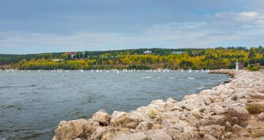Volga Nehri üzerinde bir deniz feneri ile yat limanı. Yarışmaya katılmak için dışarı su içine küçük Yelkenli büyük bir grup