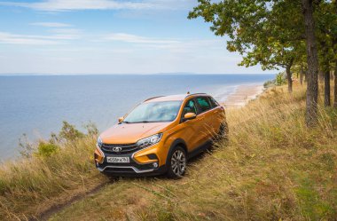 Togliatti, Samara / Rusya - 13 Eylül 2018: Lada Xray çapraz. Sunu Avtovaz yeni araç üretimi. Kum, su ve roadless koşulları ile Volga Nehri kıyısında Off-Road arabalar