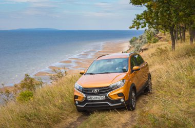 Togliatti, Samara / Rusya - 13 Eylül 2018: Lada Xray çapraz. Sunu Avtovaz yeni araç üretimi. Kum, su ve roadless koşulları ile Volga Nehri kıyısında Off-Road arabalar