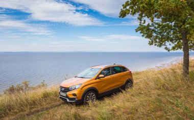 Togliatti, Samara / Rusya - 13 Eylül 2018: Lada Xray çapraz. Sunu Avtovaz yeni araç üretimi. Kum, su ve roadless koşulları ile Volga Nehri kıyısında Off-Road arabalar