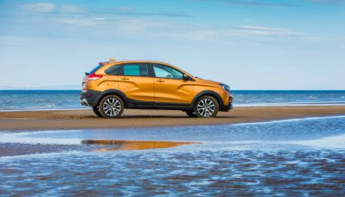 Togliatti, Samara / Rusya - 13 Eylül 2018: Lada Xray çapraz. Sunu Avtovaz yeni araç üretimi. Kum, su ve roadless koşulları ile Volga Nehri kıyısında Off-Road arabalar