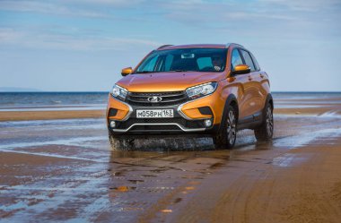 Togliatti, Samara / Rusya - 13 Eylül 2018: Lada Xray çapraz. Sunu Avtovaz yeni araç üretimi. Kum, su ve roadless koşulları ile Volga Nehri kıyısında Off-Road arabalar