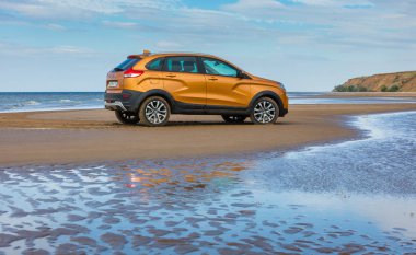 Togliatti, Samara / Rusya - 13 Eylül 2018: Lada Xray çapraz. Sunu Avtovaz yeni araç üretimi. Kum, su ve roadless koşulları ile Volga Nehri kıyısında Off-Road arabalar