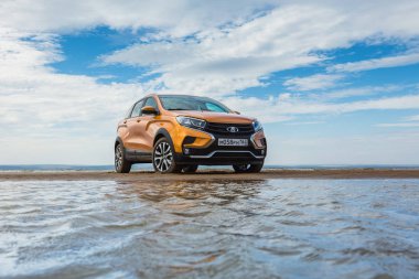 Togliatti, Samara / Rusya - 13 Eylül 2018: Lada Xray çapraz. Sunu Avtovaz yeni araç üretimi. Kum, su ve roadless koşulları ile Volga Nehri kıyısında Off-Road arabalar