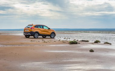 Togliatti, Samara / Rusya - 13 Eylül 2018: Lada Xray çapraz. Sunu Avtovaz yeni araç üretimi. Kum, su ve roadless koşulları ile Volga Nehri kıyısında Off-Road arabalar