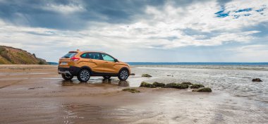 Togliatti, Samara / Rusya - 13 Eylül 2018: Lada Xray çapraz. Sunu Avtovaz yeni araç üretimi. Kum, su ve roadless koşulları ile Volga Nehri kıyısında Off-Road arabalar