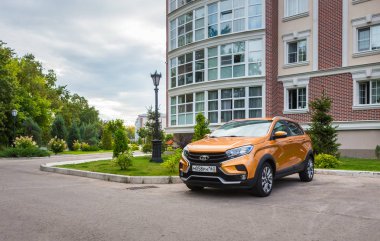 Togliatti, Samara / Rusya - 14 Eylül 2018: Lada Xray çapraz. Sunu Avtovaz yeni araç üretimi. Prestijli off-road araç Togliatti şehir içinde. Arka plan üzerinde modern binalar