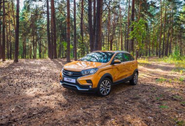 Togliatti, Samara / Rusya - 13 Eylül 2018: Lada Xray çapraz. Sunu Avtovaz yeni araç üretimi. Kum, su ve roadless koşulları ile Volga Nehri kıyısında Off-Road arabalar