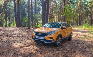 Togliatti, Samara / Rusya - 13 Eylül 2018: Lada Xray çapraz. Sunu Avtovaz yeni araç üretimi. Kum, su ve roadless koşulları ile Volga Nehri kıyısında Off-Road arabalar