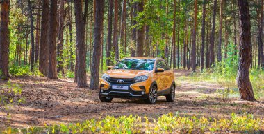 Togliatti, Samara / Rusya - 13 Eylül 2018: Lada Xray çapraz. Sunu Avtovaz yeni araç üretimi. Kum, su ve roadless koşulları ile Volga Nehri kıyısında Off-Road arabalar