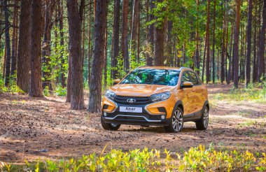 Togliatti, Samara / Rusya - 13 Eylül 2018: Lada Xray çapraz. Sunu Avtovaz yeni araç üretimi. Kum, su ve roadless koşulları ile Volga Nehri kıyısında Off-Road arabalar
