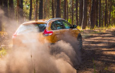 Togliatti, Samara / Rusya - 13 Eylül 2018: Lada Xray çapraz. Sunu Avtovaz yeni araç üretimi. Kum, su ve roadless koşulları ile Volga Nehri kıyısında Off-Road arabalar
