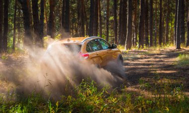 Togliatti, Samara / Rusya - 13 Eylül 2018: Lada Xray çapraz. Sunu Avtovaz yeni araç üretimi. Kum, su ve roadless koşulları ile Volga Nehri kıyısında Off-Road arabalar