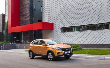 Togliatti, Samara / Rusya - 14 Eylül 2018: Lada Xray çapraz. Sunu Avtovaz yeni araç üretimi. Prestijli off-road araç Togliatti şehir içinde. Arka plan üzerinde modern binalar