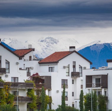 Soçi, Rusya - Ekim, 23, 2018: Sochi şehir - Capital Olimpiyat Oyunları-2014 Olympic Park. Birçok otel ve dairede karla kaplı zemin üzerine Kafkas Dağları doruklarına ile. APRS Kayak