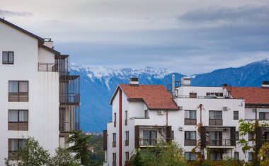 Soçi, Rusya - Ekim, 23, 2018: Sochi şehir - Capital Olimpiyat Oyunları-2014 Olympic Park. Birçok otel ve dairede karla kaplı zemin üzerine Kafkas Dağları doruklarına ile. APRS Kayak