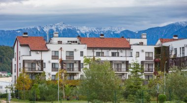 Soçi, Rusya - Ekim, 23, 2018: Sochi şehir - Capital Olimpiyat Oyunları-2014 Olympic Park. Birçok otel ve dairede karla kaplı zemin üzerine Kafkas Dağları doruklarına ile. APRS Kayak