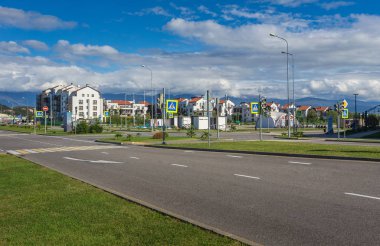 Soçi, Rusya - Ekim, 23, 2018: Sochi şehir - Capital Olimpiyat Oyunları-2014 Olympic Park. Birçok otel ve dairede karla kaplı zemin üzerine Kafkas Dağları doruklarına ile. APRS Kayak