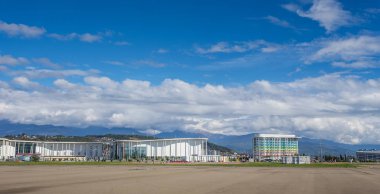 Soçi, Rusya - Ekim, 23, 2018: Sochi şehir - Capital Olimpiyat Oyunları-2014 Olympic Park. Birçok otel ve dairede karla kaplı zemin üzerine Kafkas Dağları doruklarına ile. APRS Kayak