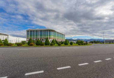 Soçi, Rusya - Ekim, 23, 2018: Sochi şehir - Capital Olimpiyat Oyunları-2014 Olympic Park. Birçok otel ve dairede karla kaplı zemin üzerine Kafkas Dağları doruklarına ile. APRS Kayak