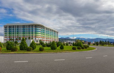 Soçi, Rusya - Ekim, 23, 2018: Sochi şehir - Capital Olimpiyat Oyunları-2014 Olympic Park. Birçok otel ve dairede karla kaplı zemin üzerine Kafkas Dağları doruklarına ile. APRS Kayak