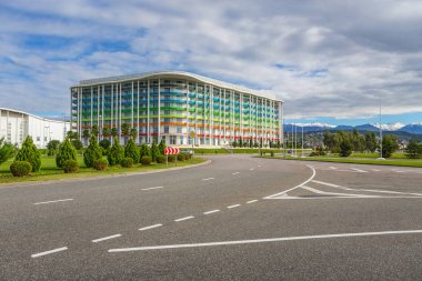 Soçi, Rusya - Ekim, 23, 2018: Sochi şehir - Capital Olimpiyat Oyunları-2014 Olympic Park. Birçok otel ve dairede karla kaplı zemin üzerine Kafkas Dağları doruklarına ile. APRS Kayak