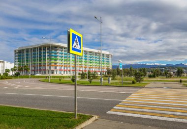 Soçi, Rusya - Ekim, 23, 2018: Sochi şehir - Capital Olimpiyat Oyunları-2014 Olympic Park. Birçok otel ve dairede karla kaplı zemin üzerine Kafkas Dağları doruklarına ile. APRS Kayak
