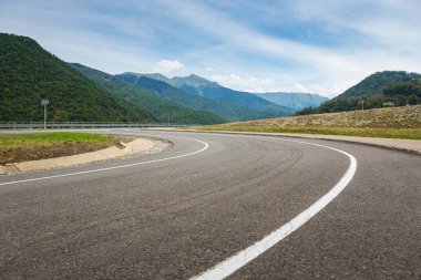 Eğri bir yol görünümünü. Bir araba sürüş dağ yolda. Dağ asfalt yol. Boş yol arka plan